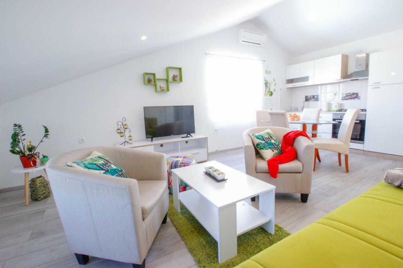 Studio Apartman Sky ロヴィニ エクステリア 写真