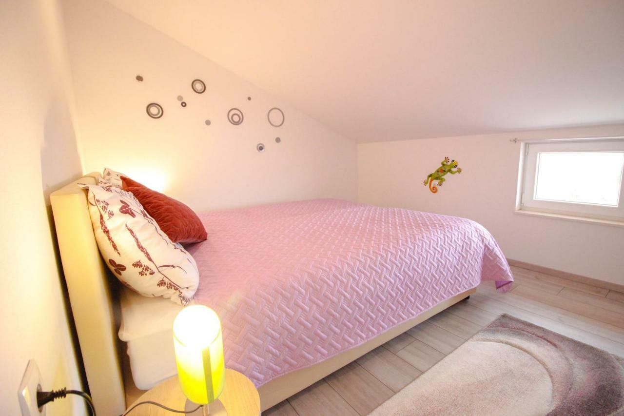 Studio Apartman Sky ロヴィニ エクステリア 写真