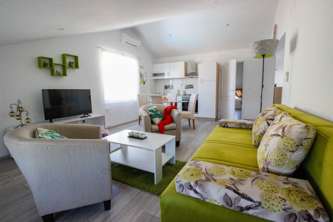 Studio Apartman Sky ロヴィニ エクステリア 写真
