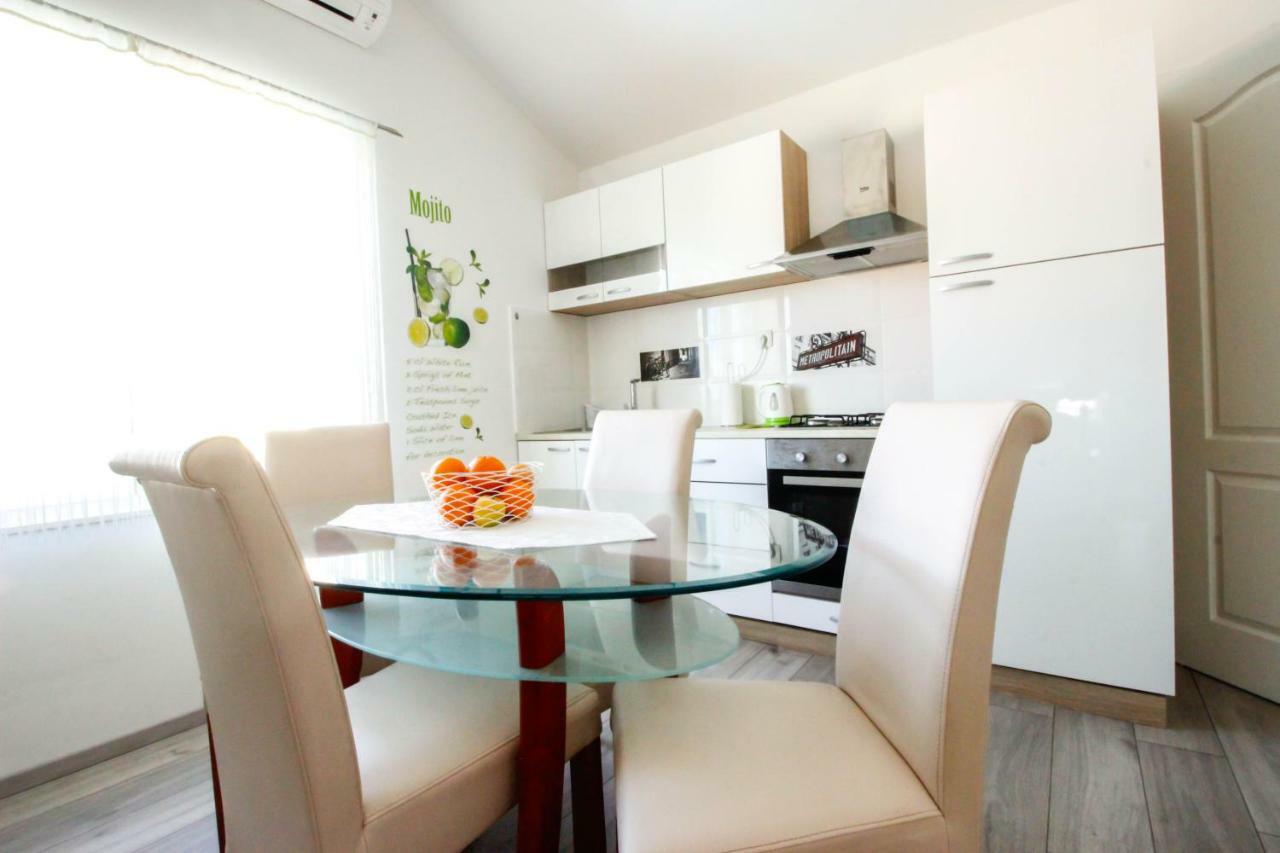 Studio Apartman Sky ロヴィニ エクステリア 写真