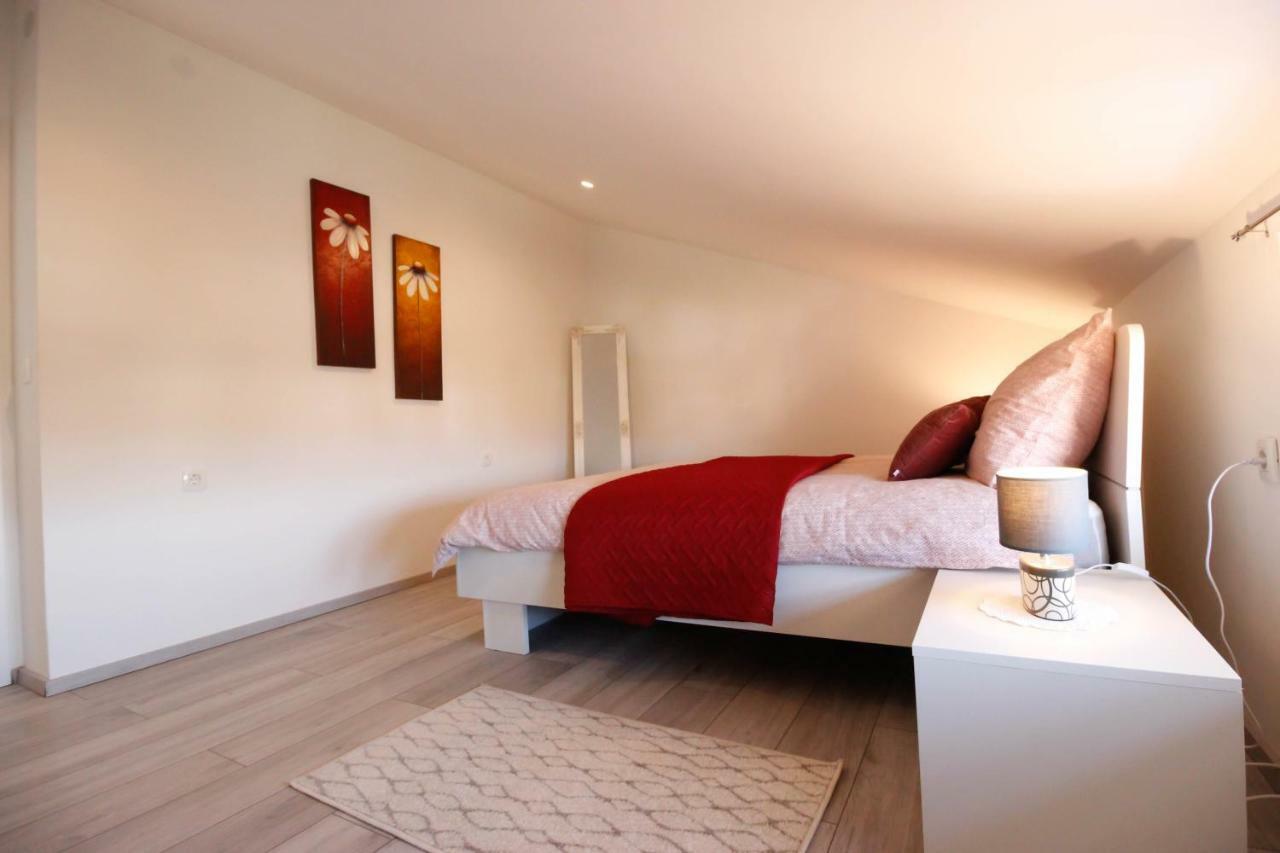 Studio Apartman Sky ロヴィニ エクステリア 写真